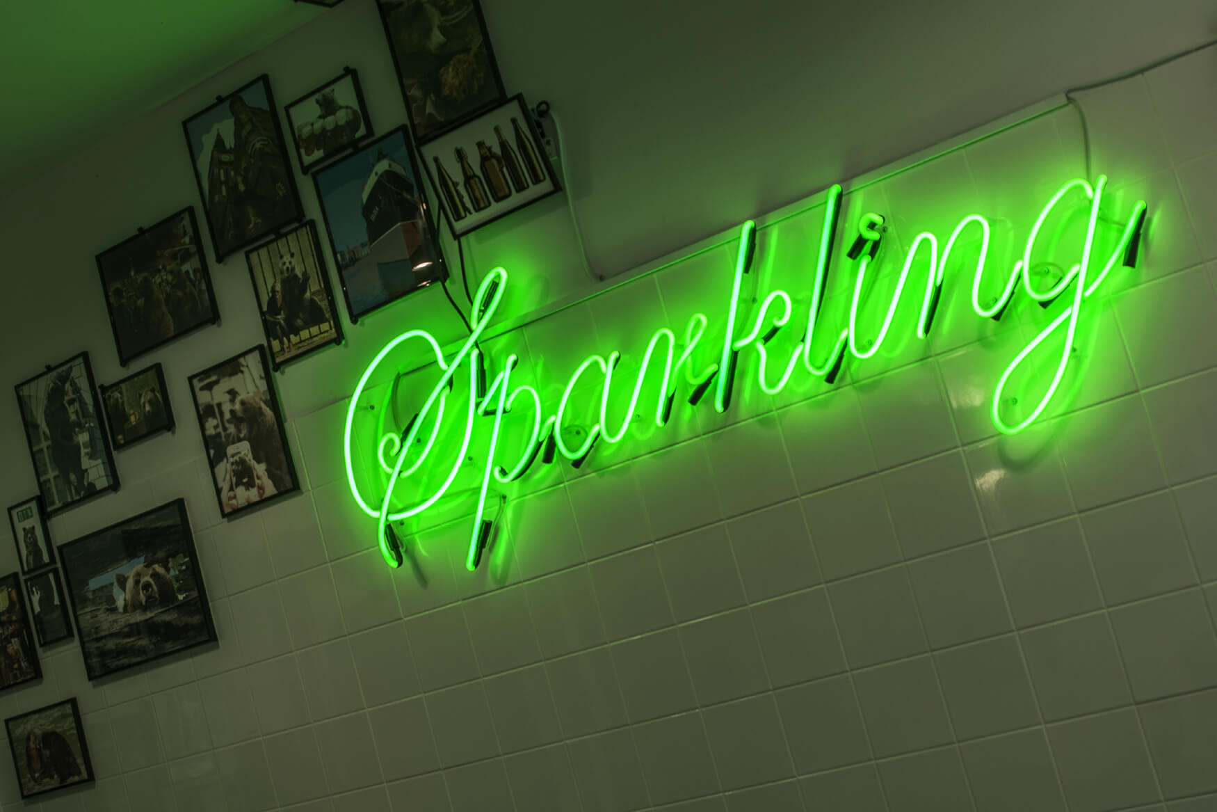 neon-sparkling-świecący-na-zielono-szkło-neonowe-neon-na-kafelkach-neon-na-scianie-neon-wewnatrz-restauracji-nowoczesny-litery-neonowe-napis-neonowy